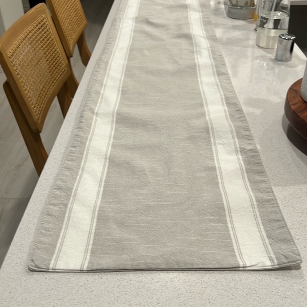 Threshold Table Runner gray and white - Picture 1 of 3